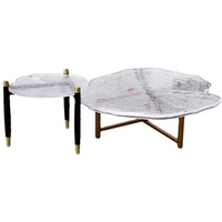Table basse en résine transparente d'inspiration naturelle avec feuilles tombées et texture de cerne de bois intégrées, et pieds dorés