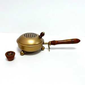 Brûleur d'encens religieux en laiton avec poignée en bois et couvercle grillagé |   Dhoop indien Loban artisanal, écologique et durable |   Bonbons décoratifs - Product Image 3
