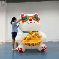 Nouvel An : Décoration Géante Gonflable Chat Porte-Bonheur avec Lunettes de Soleil Tendance et Pièces d'Or pour Magasin/Festival/Centre Commercial/Événement/Carnaval