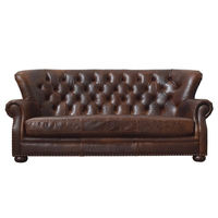 Canapé Chesterfield en cuir huilé brun, dossier capitonné profond, garniture à clous, accoudoirs roulés, meubles de salon classiques vintage