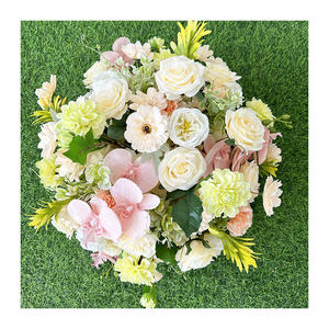 Arreglo floral artificial hecho a mano, romántico y de ensueño, con rosas blancas y crisantemos verdes para boda - Product Image 5