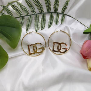 도매 개인 이름 초기 귀걸이 18k 골드 도금 스테인레스 스틸 얇은 편지 큰 후프 귀걸이 보석 여성용 - Product Image 3