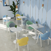 Ensemble de table à manger nordique pour restaurant, table blanche commerciale avec chaises colorées pour café, snack-bar