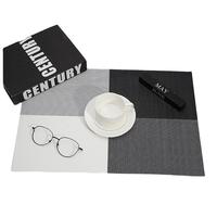 Set de Napperons Noir et Blanc à Motif Quadrillé, Coffret Cadeau Élégant pour Tables de Salle à Manger Intérieures d'Hôtels et de Maisons ; Comprend des Sous-Verres et une Nappe