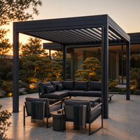 Pergola extérieure en aluminium sur mesure avec lames motorisées imperméables et gouttière pour jardin, terrasse, patio, usage de loisirs