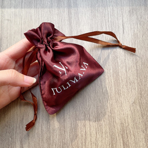 Bolsas de satén de seda color borgoña personalizadas al por mayor con cordón, bolsas de regalo pequeñas de satén con logo impreso en blanco para empaque de joyería y cosméticos - Product Image 6
