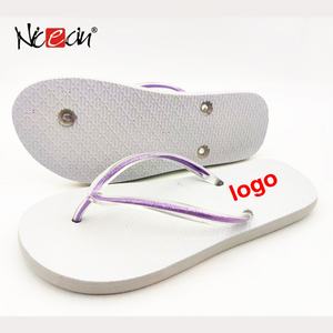 Sandales de plage personnalisées pour femmes avec logo, à paillettes scintillantes, en gelée, avec soutien de la voûte plantaire, antidérapantes, vente en gros, fournisseur en vrac - Product Image 1