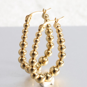 Pendientes de aro de acero inoxidable de 23 mm con cuentas doradas en forma de U, joyería de moda - Product Image 3