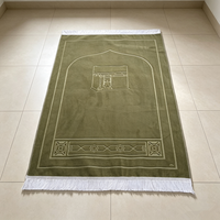 Tapis de prière en velours gaufré de luxe, design monochrome élégant avec pompons blancs, tapis de culte islamique haut de gamme, cadeau du Ramadan