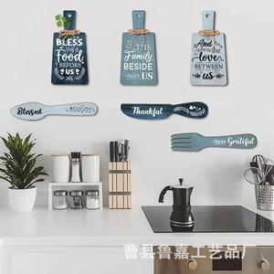 Juego de decoración de pared de cocina de madera, letreros colgantes con forma de tabla de cortar grabados con láser, decoración moderna para el hogar estilo granja - Product Image 1
