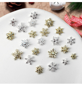 50 pièces de breloques pour ongles en alliage en forme de flocon de neige, décorations métalliques de luxe léger pour manucure d'hiver - Product Image 5
