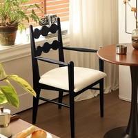 Fauteuil de salle à manger en bois massif noir avec dossier ondulé et coussin en cuir blanc, design moderne pour la maison