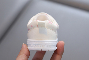 Zapatillas deportivas para niñas pequeñas con velcro, suela suave y diseño antideslizante, perfectas para el uso diario. - Product Image 6
