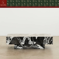 Table basse rectangulaire en marbre GOLDKING pour salon contemporain, veines noires et blanches, bordures nettes, finition de précision