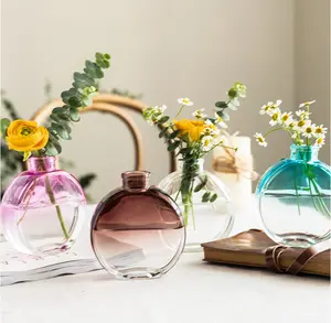 Modern cam renkli çiçek vazolar ve masa süslemeleri