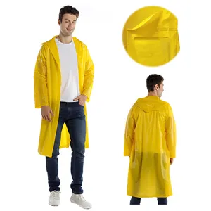 Capa de chuva longa reutilizável personalizada barata para uso ao ar livre em PVC amarelo para homens