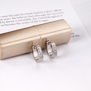 Pendientes de Aro con Diseño de Moda en Forma de Hebilla, Chapados en Oro de 18K, de Acero Inoxidable para Mujer - Product Image 2