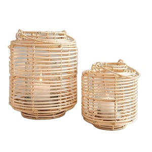 Ensemble de 2 lanternes à bougies en rotin faites à la main, écologiques, jaune clair, élégantes, décoratives avec supports - Product Image 1