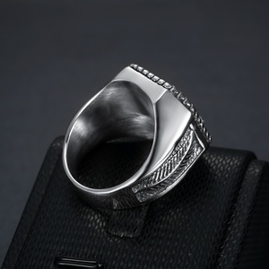Anillo Vikingo Impermeable con Hacha de Batalla, Amuleto de Protección Nórdico Escandinavo, Joyería Vintage para Hombre, Acero Inoxidable Auténtico - Product Image 4
