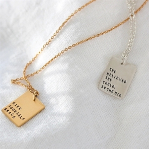 Collier pendentif rectangulaire personnalisé gravé « Dieu est en elle, elle ne tombera pas » – Bijoux chrétiens – Prix d'usine - Product Image 1