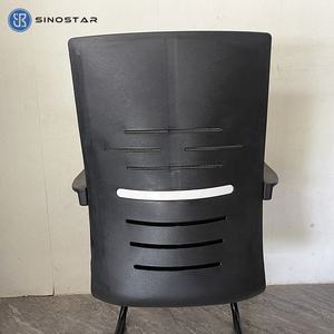 Silla de red de oficina duradera con diseño de malla minimalista y estética simple para las necesidades básicas del espacio de trabajo - Product Image 4