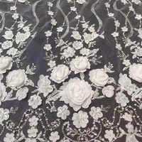 Vente en gros de nouveau tissu blanc en dentelle française à la mode, broderie florale de fleurs en 3d, perles et tissu en tulle pour vêtements, robe de soirée