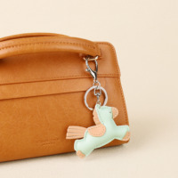 Breloque de sac Pegasus, personnalisable OEM & ODM, pendentif cheval ailé en PU cousu pastel pour sac à main, sac à dos, bagages, porte-clés