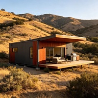 Maison préfabriquée en conteneur, à un étage, modulaire, en conteneur maritime, avec terrasse en bois, alimentée à l'énergie solaire, pour une chambre de vacances en montagne