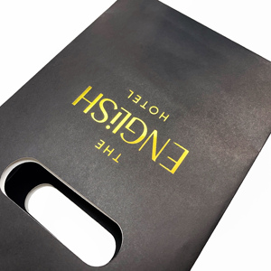 Sacs en papier kraft noir de qualité supérieure - Sacs à poignée découpés avec impression dorée pour les articles d'hôtel et l'emballage de cadeaux - Product Image 2