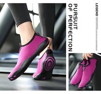 Chaussures d'eau à semelle souple et à séchage rapide pour hommes et femmes, chaussettes de yoga Aqua pieds nus pour la natation, la plongée et le fitness, chaussures de plage Aqua