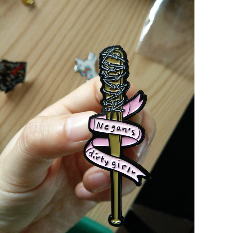 Conception libre émail maquette machine bts émail métal jeu broches pour cadeaux promotionnels De Noël