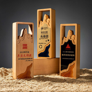 Trofeo de Madera Yuka con Estrella de Cristal Grabada con Láser, Regalo Empresarial, Adorno Artesanal Duradero - Product Image 3