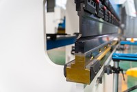 Prensa Plegadora CNC de 80T y 2500mm con Doble Servoaccionamiento, 4+1 Ejes, para Plegado de Chapa Metálica, TP10S E310P, para Unidades Exteriores de CA, Schneider Electric, CE
