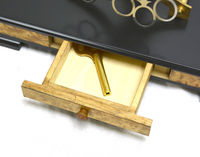 Horloge de bureau / montre squelette à pendule à ciseaux, style français antique, en laiton poli, avec dôme en verre ovale et pendule à fuseau à deux balanciers