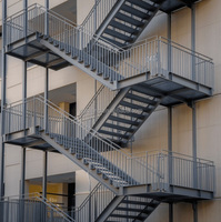 Escaliers et rampes d'accès industriels en acier galvanisé pour l'extérieur avec marches durables pour les églises et les sous-sols