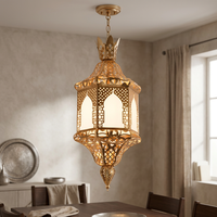 Lustre carré vintage en fer forgé de style arabe, luminaire suspendu ajouré avec finition dorée pour salle à manger et plafond d'hôtel