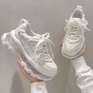 รองเท้าผู้หญิงสีขาวแฟชั่นทันสมัยแบบแบนสำหรับฤดูร้อน ฤดูใบไม้ผลิ ฤดูใบไม้ร่วง รองเท้าผ้าใบแฟชั่นผู้หญิง - Product Image 5