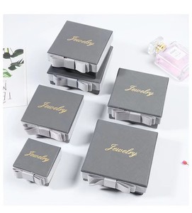 Luxus benutzerdefiniertes Logo gedruckt grün rot Bogen-Halsband Ring-Set Schmuck Verpackung Papierschachtel mit Tote-Tasche - Product Image 6