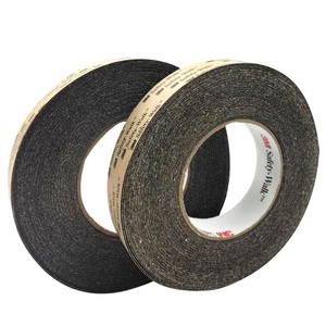 Cinta antiesquiado para caminar de seguridad de alta fricción con revestimiento mineral Serie 3M 610 - Product Image 1