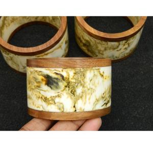 Bracelets classiques en résine et en bois, bijoux faits à la main en bois naturel et en résine pour un usage décontracté, style traditionnel et cadeaux - Product Image 1