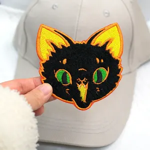 Fabbrica personalizzata Cool Designer abbigliamento lettera Anime Logo ciniglia ricamato ricamo distintivi patch ferro su per giacche cappello