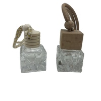 Vente en gros d'usine, flacons de parfum en verre de 8 ml, flacon diffuseur de voiture carré, mini flacon diffuseur en verre vide avec couvercle en bois