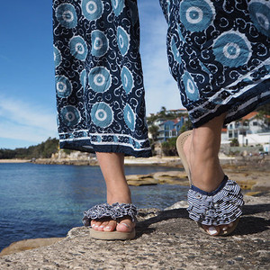 Infradito con volant a righe marine - Modello Triple Rockaway - Sandalo piatto - Product Image 5