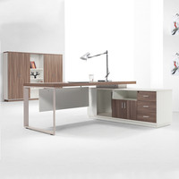 Bureau de la seconde guerre des etoiles, en forme de L, avec bureau de patron, tenue moderne