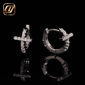 Boucles d'oreilles créoles croisées en argent 925 plaqué rhodium, moissanite taille brillant rond, sertissage à griffes, bijoux religieux unisexe - Product Image 2