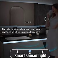 Meuble-lavabo de salle de bain flottant géométrique irrégulier noir et blanc personnalisé avec miroir LED pour hôtel, avec vasque intégrée en roche.