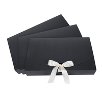 Boîte en papier écologique en matériau recyclé, style enveloppe pliable, gaufrage à chaud doré pour l'emballage de t-shirts, chemises, serviettes et cadeaux