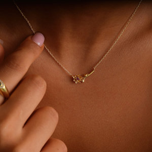 Delicado Collar con Flor de Nacimiento |   Collar con Colgante de Flor del Mes de Nacimiento en Latón Chapado en Oro de 18K |   Joyería Personalizada para Mujer - Product Image 2