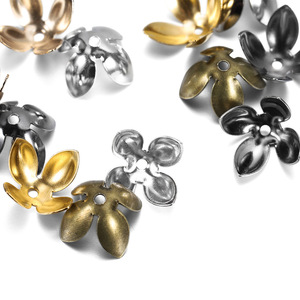 Colgante espaciador metálico con cuentas florales para la fabricación de pulseras, chapado en oro de 18K, cónico de 4 pétalos, componente de joyería. - Product Image 3