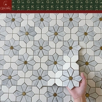 Mosaïque murale et de sol en marbre GOLDKING, blanc et gris Carrara avec accents dorés, taille personnalisée pour les projets d'hôtels et de spas
